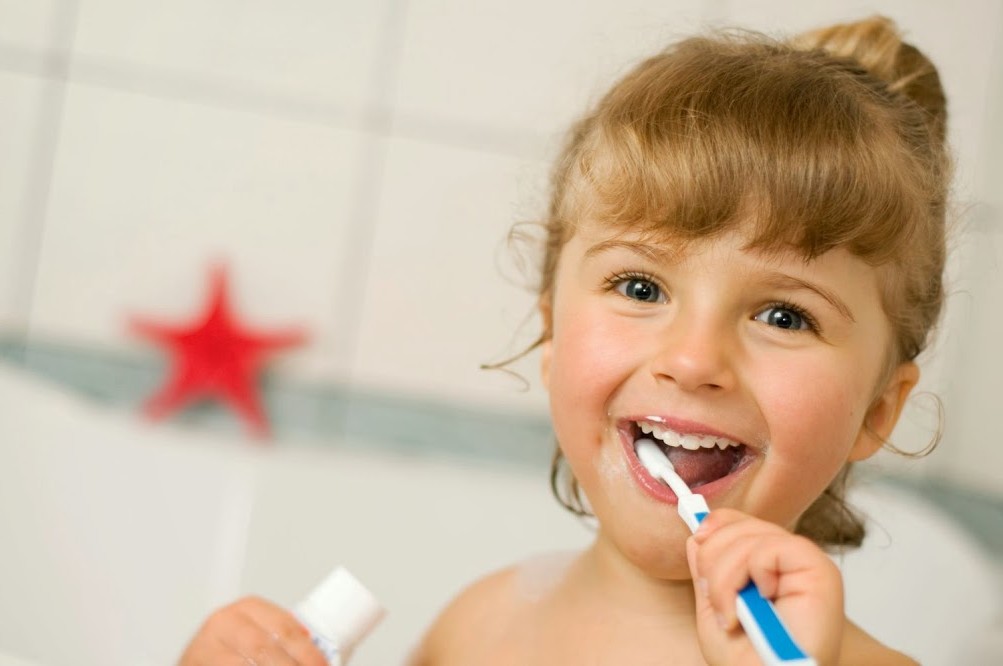 Как приучить ребенка чистить зубы ?